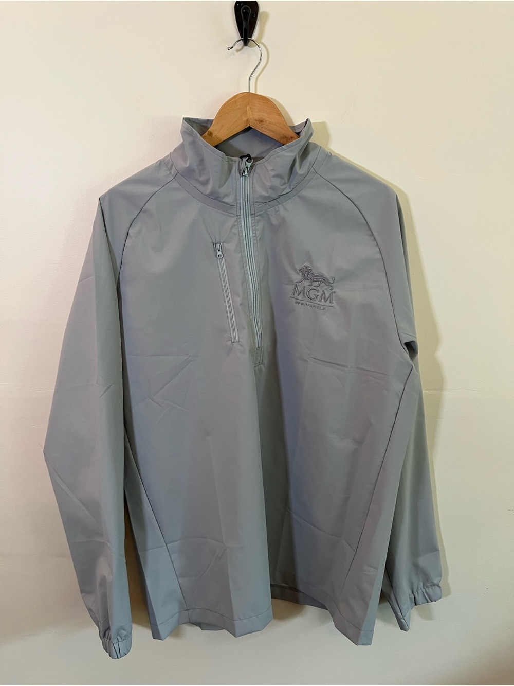 MGM Springfield Casino Men’s Large Gray 1/4 Zip Pullover Windbreaker Jacket